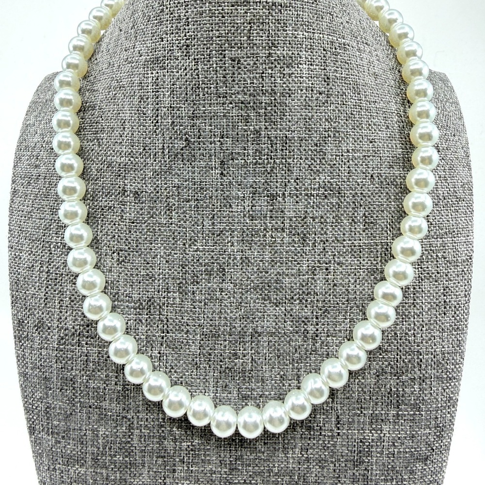 Elegant White Faux Pearl Statement Necklace Graduated Bead Design Classic Chic
